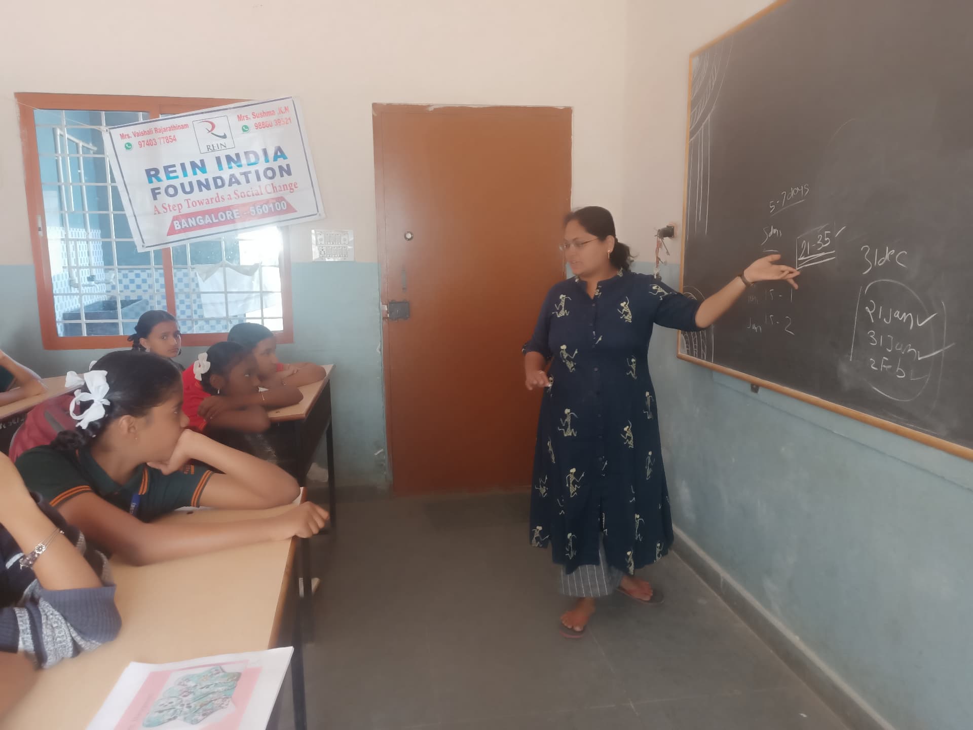 REIN India educator leading a menstrual health awareness session for schoolgirls